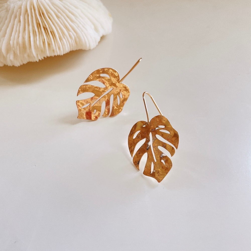 Gold plated Monstera leaf earrings - Picture 6 of 6
